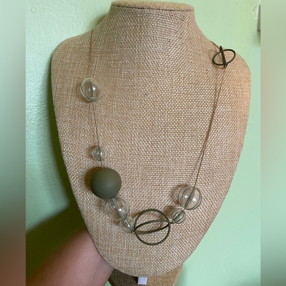 Jewelry - Elegant Green and Silver Necklace